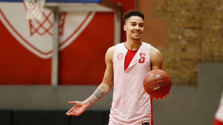 Deutschland, Wuerzburg, Trainingszentrum s.Oliver Wuerzburg, 04.12.2020, emspor, emonline, despor, deonline, Training s.Oliver Wuerzburg mit Justin Sears Bild: v. li Joshua Obiesie (s.Oliver Wuerzburg) nach Einsatz bei der Nationalmannschaft wieder im Training Copyright: HMBxMedia xHeikoxBecker