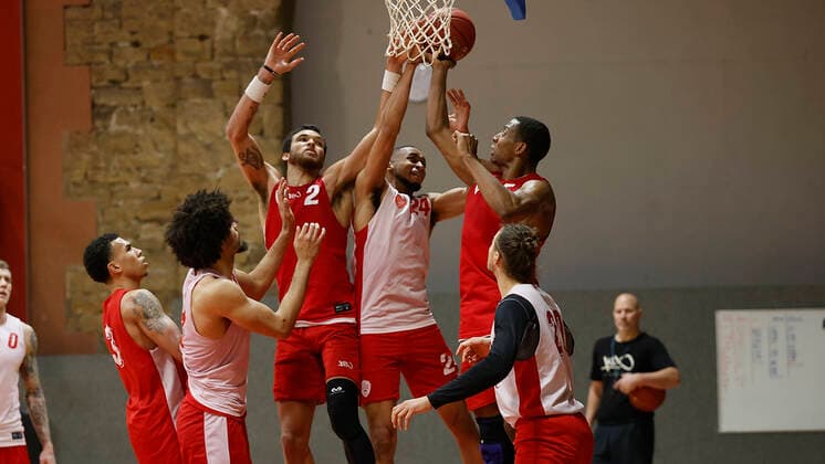Deutschland, Wuerzburg, Trainingszentrum s.Oliver Wuerzburg, 04.12.2020, emspor, emonline, despor, deonline, Training s.Oliver Wuerzburg mit Justin Sears Bild: v. li Tyson Ward (s.Oliver Wuerzburg), Zach Smith (s.Oliver Wuerzburg), Brekkott Chapman (s.Oliver Wuerzburg), Cameron Hunt (s.Oliver Wuerzburg), Justin Sears (s.Oliver Wuerzburg) und Julian Albus (s.Oliver Wuerzburg) Copyright: HMBxMedia xHeikoxBecker