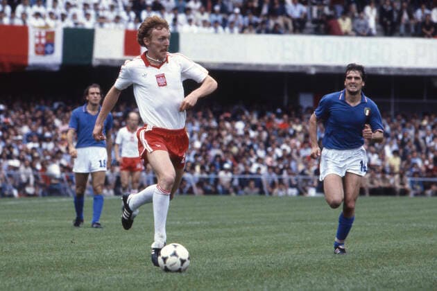 Zbigniew Boniek, Polen, POL, Einzelaktion mit Ball, rechts Marco TARDELLI, Italien, im Spiel Italien - Polen 0:0, Vorrunde, Gruppe 1, in Vigo, 14.06.1982, bei der Fussball WM Weltmeisterschaft 1986 in Mexiko, *** Zbigniew Boniek, Poland, POL, single action with ball, right Marco TARDELLI, Italy, in the match Italy Poland 0 0, preliminary round, group 1, in Vigo, 14 06 1982, at the 1986 World Cup in Mexico,
