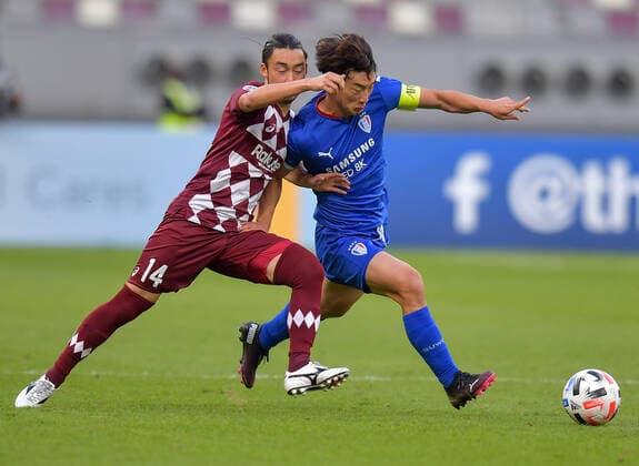 (201204) -- DOHA, Dec. 4, 2020 -- Takuya Yasui (L) of Vissel Kobe vies with Kim Min-Woo of Suwon Samsung Bluewings during the Group G match between Vissel Kobe of Japan and Suwon Samsung Bluewings of South Korea at the AFC Champions League 2020 in Doha, capital of Qatar, Dec. 4, 2020. (Photo by Xinhua) (SP)QATAR-DOHA-FOOTBALL-AFC CHAMPIONS LEAGUE-GROUP G Nikku 