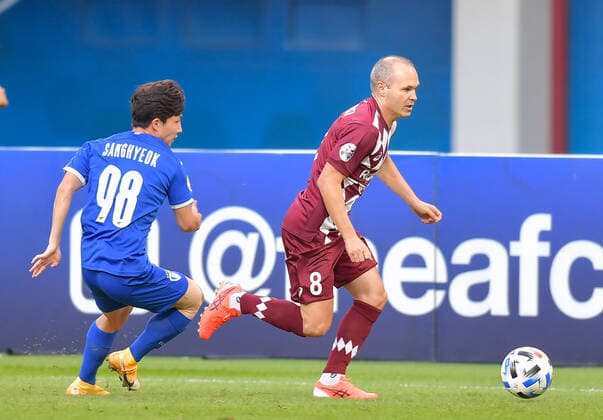 (201204) -- DOHA, Dec. 4, 2020 -- Andres Iniesta (R) of Vissel Kobe vies with Park Sang-hyeok of Suwon Samsung Bluewings during the Group G match between Vissel Kobe of Japan and Suwon Samsung Bluewings of South Korea at the AFC Champions League 2020 in Doha, capital of Qatar, Dec. 4, 2020. (Photo by Xinhua) (SP)QATAR-DOHA-FOOTBALL-AFC CHAMPIONS LEAGUE-GROUP G Nikku 