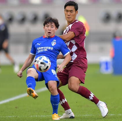 (201204) -- DOHA, Dec. 4, 2020 -- Tetsushi Yamakawa (R) of Vissel Kobe vies with Park Sang-hyeok of Suwon Samsung Bluewings during the Group G match between Vissel Kobe of Japan and Suwon Samsung Bluewings of South Korea at the AFC Champions League 2020 in Doha, capital of Qatar, Dec. 4, 2020. (Photo by Xinhua) (SP)QATAR-DOHA-FOOTBALL-AFC CHAMPIONS LEAGUE-GROUP G Nikku 