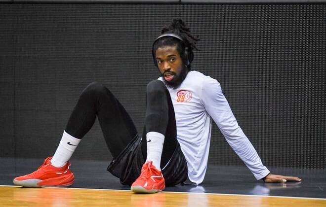 GER, Basketball, EWE Baskets Oldenburg vs NINERS Chemnitz 04.12.2020, EWE Arena, Oldenburg, GER, easy Credit-BBL, EWE Baskets Oldenburg vs NINERS Chemnitz, im Bild mit Kopfhoehrern und dem Blick ins leere Marcus THORTON ( NINERS Chemniz 15 )