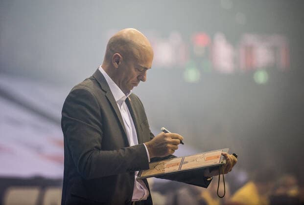 GER, Basketball, EWE Baskets Oldenburg vs NINERS Chemnitz 04.12.2020, EWE Arena, Oldenburg, GER, easy Credit-BBL, EWE Baskets Oldenburg vs NINERS Chemnitz, im Bild mit dem Brett in der Hand Rodrigo PASTORE ( NINERS Chemniz Headcoach Trainer )