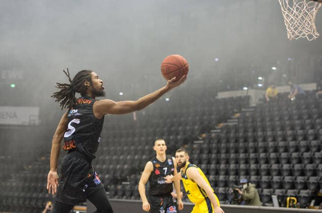 GER, Basketball, EWE Baskets Oldenburg vs NINERS Chemnitz 04.12.2020, EWE Arena, Oldenburg, GER, easy Credit-BBL, EWE Baskets Oldenburg vs NINERS Chemnitz, im Bild auf dem Weg zum Korb Marcus THORTON ( NINERS Chemniz 15 )