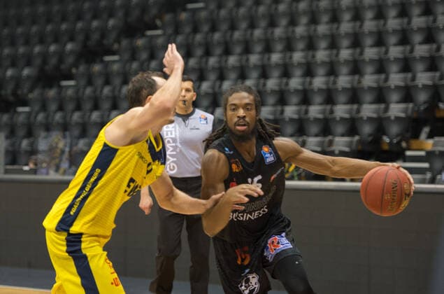 GER, Basketball, EWE Baskets Oldenburg vs NINERS Chemnitz 04.12.2020, EWE Arena, Oldenburg, GER, easy Credit-BBL, EWE Baskets Oldenburg vs NINERS Chemnitz, im Bild Marcus THORTON ( NINERS Chemniz 15 ) Karsten TADDA (EWE Baskets Oldenburg 9 )