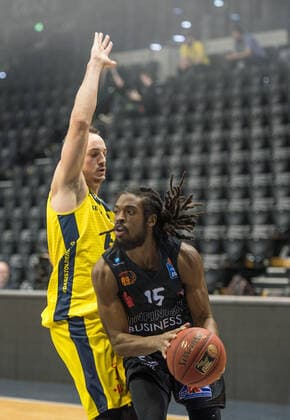 GER, Basketball, EWE Baskets Oldenburg vs NINERS Chemnitz 04.12.2020, EWE Arena, Oldenburg, GER, easy Credit-BBL, EWE Baskets Oldenburg vs NINERS Chemnitz, im Bild Marcus THORTON ( NINERS Chemniz 15 ) Karsten TADDA (EWE Baskets Oldenburg 9 )