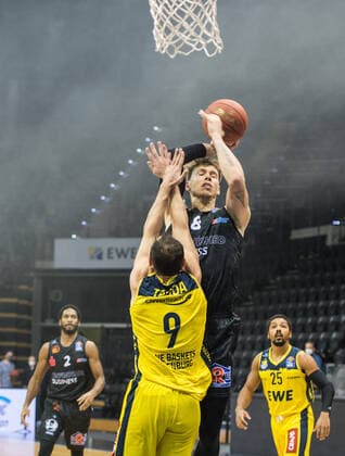 GER, Basketball, EWE Baskets Oldenburg vs NINERS Chemnitz 04.12.2020, EWE Arena, Oldenburg, GER, easy Credit-BBL, EWE Baskets Oldenburg vs NINERS Chemnitz, im Bild der EX-Oldenburger Jan Niklas WIMBERG ( NINERS Chemniz 8 ) gegen Karsten TADDA (EWE Baskets Oldenburg 9 )