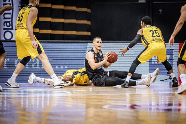 easyCredit BBL: 4. Spieltag: EWE Baskets - NINERS Chemnitz Basketball Oldenburg 04.12.2020 Saison 2020 2021 easyCredit BBL: 4. Spieltag: EWE Baskets - NINERS Chemnitz No. 7, Jonas Richter nur redaktionelle Verwendung - kommerzielle Verwendung Nutzung nur nach Absprache mit dem Fotografen Oldenburg Deutschland