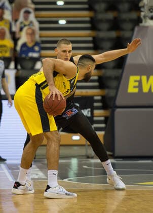 GER, Basketball, EWE Baskets Oldenburg vs NINERS Chemnitz 04.12.2020, EWE Arena, Oldenburg, GER, easy Credit-BBL, EWE Baskets Oldenburg vs NINERS Chemnitz, im Bild Martin BREUNING (EWE Baskets Oldenburg 12 ) Jonas RICHTER ( NINERS Chemniz 7 )