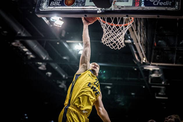 easyCredit BBL: 4. Spieltag: EWE Baskets - NINERS Chemnitz Basketball Oldenburg 04.12.2020 Saison 2020 2021 easyCredit BBL: 4. Spieltag: EWE Baskets - NINERS Chemnitz 24, Rasid Mahalbasic, EWE Baskets Oldenburg nur redaktionelle Verwendung - kommerzielle Verwendung Nutzung nur nach Absprache mit dem Fotografen Oldenburg Deutschland
