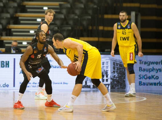 GER, Basketball, EWE Baskets Oldenburg vs NINERS Chemnitz 04.12.2020, EWE Arena, Oldenburg, GER, easy Credit-BBL, EWE Baskets Oldenburg vs NINERS Chemnitz, im Bild Karsten TADDA (EWE Baskets Oldenburg 9 ) Marcus THORTON ( NINERS Chemniz 15 )