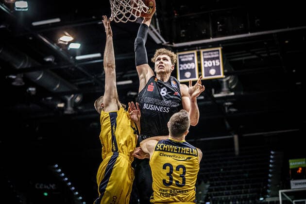 Sport Bilder des Tages easyCredit BBL: 4. Spieltag: EWE Baskets - NINERS Chemnitz Basketball Oldenburg 04.12.2020 Saison 2020 2021 easyCredit BBL: 4. Spieltag: EWE Baskets - NINERS Chemnitz No.8, Jan Niklas Wimberg 33, Philipp Schwethelm, EWE Baskets Oldenburg nur redaktionelle Verwendung - kommerzielle Verwendung Nutzung nur nach Absprache mit dem Fotografen Oldenburg Deutschland