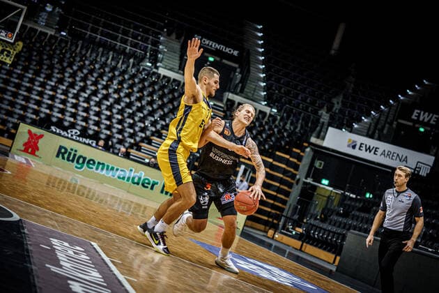 easyCredit BBL: 4. Spieltag: EWE Baskets - NINERS Chemnitz Basketball Oldenburg 04.12.2020 Saison 2020 2021 easyCredit BBL: 4. Spieltag: EWE Baskets - NINERS Chemnitz No. 03, Malte Ziegenhagen 7, Sebastian Herrera, EWE Baskets Oldenburg nur redaktionelle Verwendung - kommerzielle Verwendung Nutzung nur nach Absprache mit dem Fotografen Oldenburg Deutschland