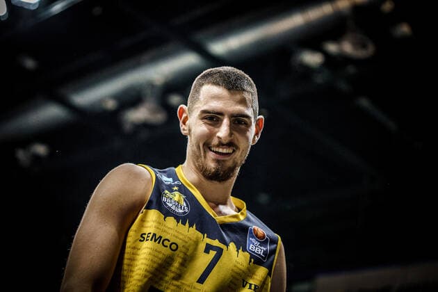 easyCredit BBL: 4. Spieltag: EWE Baskets - NINERS Chemnitz Basketball Oldenburg 04.12.2020 Saison 2020 2021 easyCredit BBL: 4. Spieltag: EWE Baskets - NINERS Chemnitz 7, Sebastian Herrera, EWE Baskets Oldenburg nur redaktionelle Verwendung - kommerzielle Verwendung Nutzung nur nach Absprache mit dem Fotografen Oldenburg Deutschland