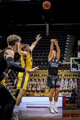 easyCredit BBL: 4. Spieltag: EWE Baskets - NINERS Chemnitz Basketball Oldenburg 04.12.2020 Saison 2020 2021 easyCredit BBL: 4. Spieltag: EWE Baskets - NINERS Chemnitz 45, Nathan Boothe, EWE Baskets Oldenburg No. 03, Malte Ziegenhagen nur redaktionelle Verwendung - kommerzielle Verwendung Nutzung nur nach Absprache mit dem Fotografen Oldenburg Deutschland