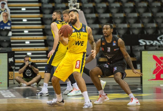 GER, Basketball, EWE Baskets Oldenburg vs NINERS Chemnitz 04.12.2020, EWE Arena, Oldenburg, GER, easy Credit-BBL, EWE Baskets Oldenburg vs NINERS Chemnitz, im Bild Martin BREUNING (EWE Baskets Oldenburg 12 ) Isiaha MIKE ( NINERS Chemniz 11 )