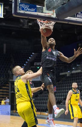 GER, Basketball, EWE Baskets Oldenburg vs NINERS Chemnitz 04.12.2020, EWE Arena, Oldenburg, GER, easy Credit-BBL, EWE Baskets Oldenburg vs NINERS Chemnitz, im Bild Dunking Isiaha MIKE ( NINERS Chemniz 11 ) Rasid MAHALBASIC (EWE Baskets Oldenburg 24 )