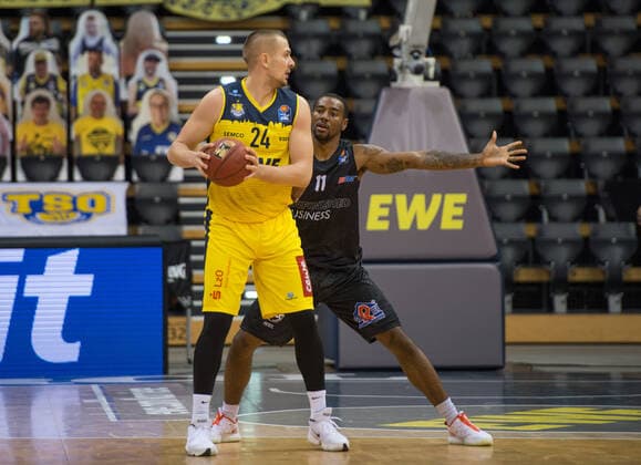 GER, Basketball, EWE Baskets Oldenburg vs NINERS Chemnitz 04.12.2020, EWE Arena, Oldenburg, GER, easy Credit-BBL, EWE Baskets Oldenburg vs NINERS Chemnitz, im Bild Rasid MAHALBASIC (EWE Baskets Oldenburg 24 ) Isiaha MIKE ( NINERS Chemniz 11 )