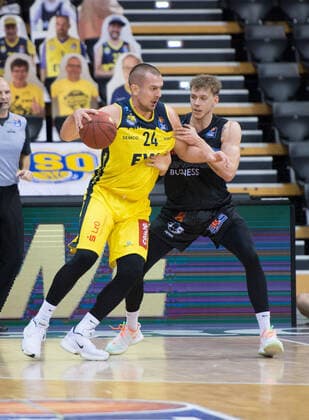 GER, Basketball, EWE Baskets Oldenburg vs NINERS Chemnitz 04.12.2020, EWE Arena, Oldenburg, GER, easy Credit-BBL, EWE Baskets Oldenburg vs NINERS Chemnitz, im Bild alles geht Rasid MAHALBASIC (EWE Baskets Oldenburg 24 ) Jan Niklas WIMBERG ( NINERS Chemniz 8 )