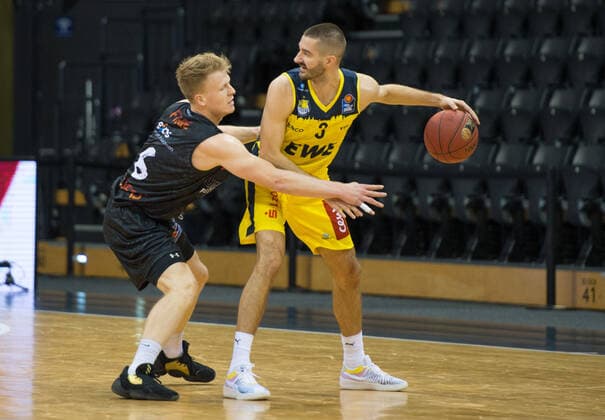 GER, Basketball, EWE Baskets Oldenburg vs NINERS Chemnitz 04.12.2020, EWE Arena, Oldenburg, GER, easy Credit-BBL, EWE Baskets Oldenburg vs NINERS Chemnitz, im Bild Braydon HOBBS (EWE Baskets Oldenburg 3 ) Luis FIGGE ( NINERS Chemniz 6 )