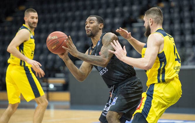 GER, Basketball, EWE Baskets Oldenburg vs NINERS Chemnitz 04.12.2020, EWE Arena, Oldenburg, GER, easy Credit-BBL, EWE Baskets Oldenburg vs NINERS Chemnitz, im Bild Isiaha MIKE ( NINERS Chemniz 11 ) Nathan BOOTHE (EWE Baskets Oldenburg 45 )