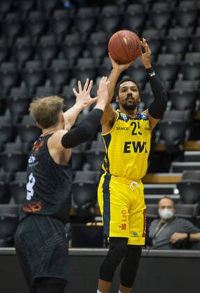 GER, Basketball, EWE Baskets Oldenburg vs NINERS Chemnitz 04.12.2020, EWE Arena, Oldenburg, GER, easy Credit-BBL, EWE Baskets Oldenburg vs NINERS Chemnitz, im Bild Phil PRESSEY (EWE Baskets Oldenburg 25 ) Jan Niklas WIMBERG ( NINERS Chemniz 8 )