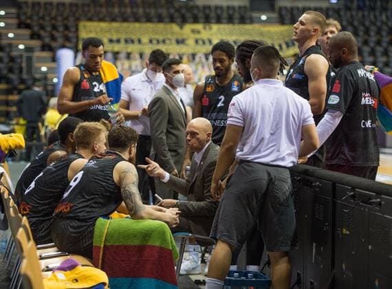 GER, Basketball, EWE Baskets Oldenburg vs NINERS Chemnitz 04.12.2020, EWE Arena, Oldenburg, GER, easy Credit-BBL, EWE Baskets Oldenburg vs NINERS Chemnitz, im Bild Auszeit Rodrigo PASTORE ( NINERS Chemniz Headcoach Trainer ) mit seinen Spielern