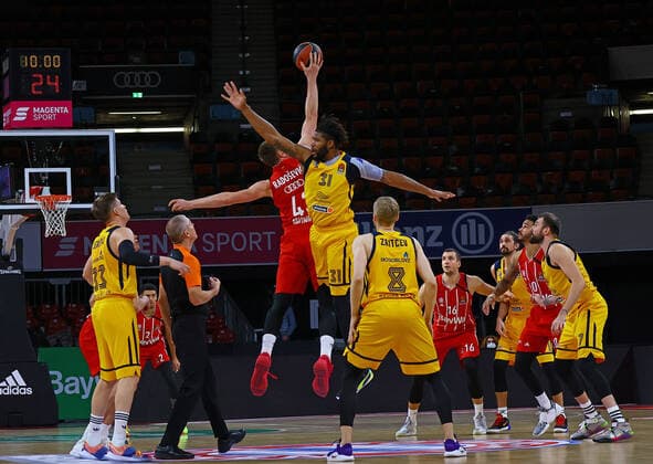04.12.2020, EuroLeague Basketball, FCB Basketball vs BK Kimkhi, Audi Dome Muenchen, im Bild: Angabe bei FCBB vs Kimkhi Leon Radosevic (FCB Basketball) vs Booker (BK Khimki)