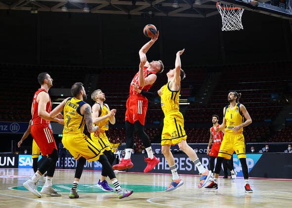 04.12.2020, EuroLeague Basketball, FCB Basketball vs BK Kimkhi, Audi Dome Muenchen, im Bild: Paul Zipser (FCB Basketball),Sergey Karasev (BK Khimki), Leon Radosevic (FCB Basketball), Jerebko (BK Khimki), Nick Weiler-Babi (FCB Basketball) und Alexey Shved (BK Khimki)