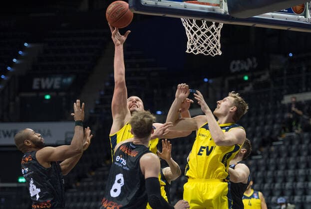 GER, Basketball, EWE Baskets Oldenburg vs NINERS Chemnitz 04.12.2020, EWE Arena, Oldenburg, GER, easy Credit-BBL, EWE Baskets Oldenburg vs NINERS Chemnitz, im Bild unter dem Korb Rasid MAHALBASIC (EWE Baskets Oldenburg 24 ) Virgil MATTHEWS ( NINERS Chemniz 4 ) Jan Niklas WIMBERG ( NINERS Chemniz 8 ) Jacob HOLLATZ (EWE Baskets Oldenburg 11 )