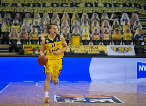 GER, Basketball, EWE Baskets Oldenburg vs NINERS Chemnitz 04.12.2020, EWE Arena, Oldenburg, GER, easy Credit-BBL, EWE Baskets Oldenburg vs NINERS Chemnitz, im Bild Jacob HOLLATZ (EWE Baskets Oldenburg 11 )