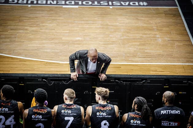 easyCredit BBL: 4. Spieltag: EWE Baskets - NINERS Chemnitz Basketball Oldenburg 04.12.2020 Saison 2020 2021 easyCredit BBL: 4. Spieltag: EWE Baskets - NINERS Chemnitz Head-Coach Rodrigo Pastore nur redaktionelle Verwendung - kommerzielle Verwendung Nutzung nur nach Absprache mit dem Fotografen Oldenburg Deutschland