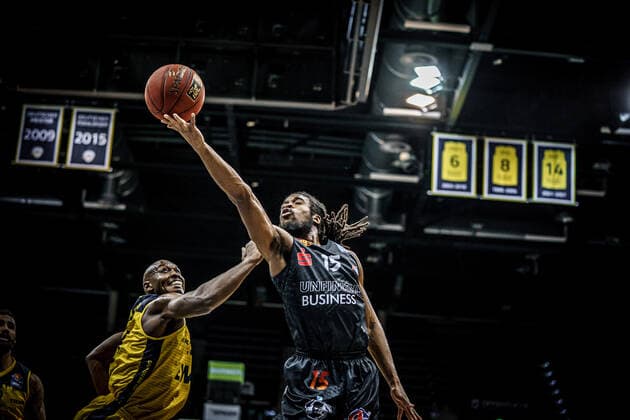 easyCredit BBL: 4. Spieltag: EWE Baskets - NINERS Chemnitz Basketball Oldenburg 04.12.2020 Saison 2020 2021 easyCredit BBL: 4. Spieltag: EWE Baskets - NINERS Chemnitz 23, Rickey Paulding, EWE Baskets Oldenburg 15, Marcus Thornton nur redaktionelle Verwendung - kommerzielle Verwendung Nutzung nur nach Absprache mit dem Fotografen Oldenburg Deutschland