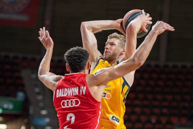 Vyacheslav Zaytsev 8 (BK Khimki Moskau), Wade Baldwin 2 (FC Bayern), FC Bayern Basketball vs. BC Khimki Moskau, Basketball, Euroleague, 04.12.2020 Muenchen Bayern Deutschland