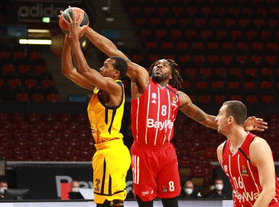 8 Jalen Reynolds und 16 Paul Zipser FCBB, rot, gegen Errik Mccollum, Khimki Basketball, EuroLeague, FC Bayern München vs. Khimki Moskau, Audi Dome, 04.12.2020 FOTO: Mladen Lackovic LakoPress