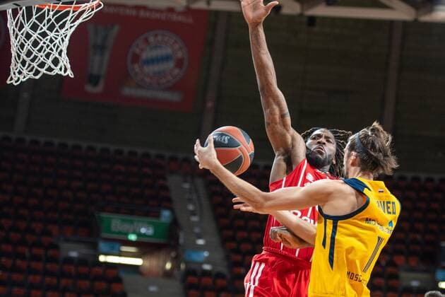 Jalen Reynolds 8 (FC Bayern), Alexey Shved 1 (BK Khimki Moskau), FC Bayern Basketball vs. BC Khimki Moskau, Basketball, Euroleague, 04.12.2020 Muenchen Bayern Deutschland