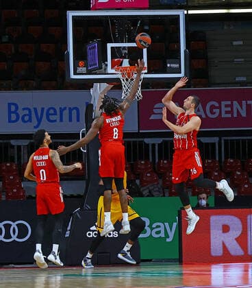 04.12.2020, EuroLeague Basketball, FCB Basketball vs BK Kimkhi, Audi Dome Muenchen, im Bild: Nick Weiler-Babi (FCB Basketball), Jalen Reynolds (FCB Basketball) und Paul Zipser (FCB Basketball) in Defense