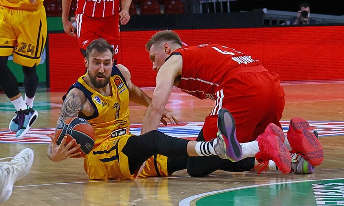 04.12.2020, EuroLeague Basketball, FCB Basketball vs BK Kimkhi, Audi Dome Muenchen, im Bild: Alex King (FCB Basketball) vs Leon Radosevic (FCB Basketball)