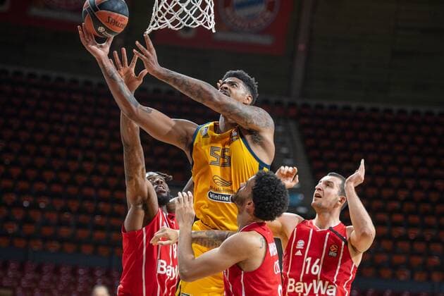 Jordan Mickey 55 (BK Khimki Moskau), Jalen Reynolds 8 (FC Bayern), FC Bayern Basketball vs. BC Khimki Moskau, Basketball, Euroleague, 04.12.2020 Muenchen Bayern Deutschland