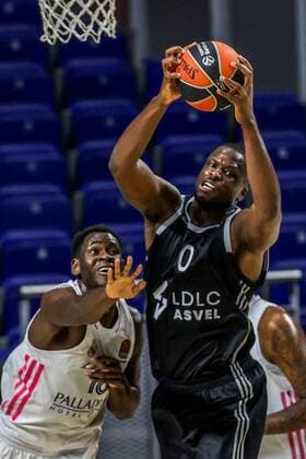 Real Madrid s forward Usman Garuba (L) defends ASVEL s center Moustapha Fall (R) during the Euroleague game between Real Madrid and ASVEL Villeurbanne at WiZink Center in Madrid, Spain, 04 December 2020. Real Madrid - ASVEL Villeurbanne !ACHTUNG: NUR REDAKTIONELLE NUTZUNG!  Copyright: xJUANJOxMARTINx GRAF541 20201204-637427153760253977