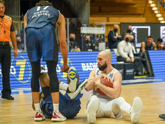 Dennis Kramer (BG Goettingen) sitzt mit Ball am Boden, GER, HAKRO Merlins Crailsheim vs. BG Goettingen, 4. Spieltag easycredit Basketball Bundesliga, Spielzeit 2020 2021, 04.12.2020. GER, HAKRO Merlins Crailsheim vs. BG Goettingen, 4. Spieltag easycredit Basketball Bundesliga, Spielzeit 2020 2021, 04.12.2020. Crailsheim Copyright: xEibnerxPressefoto MichaelxMemmlex EP_MMR