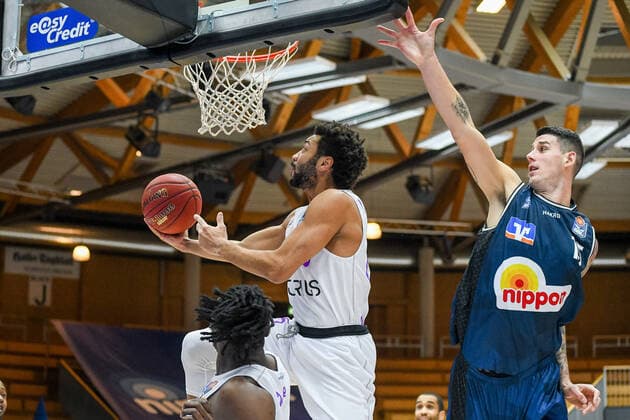 Galen Robinson Jr. (BG Goettingen) springt zum Korb, Bogdan Radosavljevic (HAKRO Merlins Crailsheim) versucht zu verteidigen, GER, HAKRO Merlins Crailsheim vs. BG Goettingen, 4. Spieltag easycredit Basketball Bundesliga, Spielzeit 2020 2021, 04.12.2020. GER, HAKRO Merlins Crailsheim vs. BG Goettingen, 4. Spieltag easycredit Basketball Bundesliga, Spielzeit 2020 2021, 04.12.2020. Crailsheim Copyright: xEibnerxPressefoto MichaelxMemmlex EP_MMR