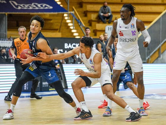 Nelson Weidemann (BG Goettingen) im Zweikampf mit Jamuni McNeace (HAKRO Merlins Crailsheim), GER, HAKRO Merlins Crailsheim vs. BG Goettingen, 4. Spieltag easycredit Basketball Bundesliga, Spielzeit 2020 2021, 04.12.2020. GER, HAKRO Merlins Crailsheim vs. BG Goettingen, 4. Spieltag easycredit Basketball Bundesliga, Spielzeit 2020 2021, 04.12.2020. Crailsheim Copyright: xEibnerxPressefoto MichaelxMemmlex EP_MMR