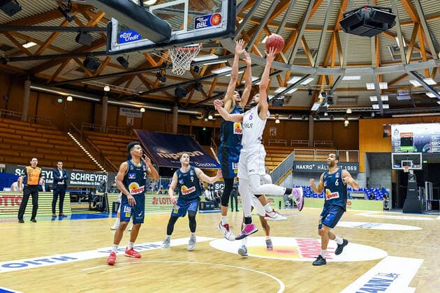 Luke Nelson (BG Goettingen) springt zum Korb, GER, HAKRO Merlins Crailsheim vs. BG Goettingen, 4. Spieltag easycredit Basketball Bundesliga, Spielzeit 2020 2021, 04.12.2020. GER, HAKRO Merlins Crailsheim vs. BG Goettingen, 4. Spieltag easycredit Basketball Bundesliga, Spielzeit 2020 2021, 04.12.2020. Crailsheim Copyright: xEibnerxPressefoto MichaelxMemmlex EP_MMR