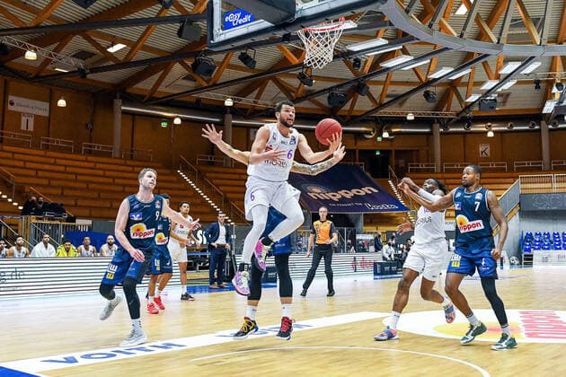 Luke Nelson (BG Goettingen) springt zum Korb, GER, HAKRO Merlins Crailsheim vs. BG Goettingen, 4. Spieltag easycredit Basketball Bundesliga, Spielzeit 2020 2021, 04.12.2020. GER, HAKRO Merlins Crailsheim vs. BG Goettingen, 4. Spieltag easycredit Basketball Bundesliga, Spielzeit 2020 2021, 04.12.2020. Crailsheim Copyright: xEibnerxPressefoto MichaelxMemmlex EP_MMR