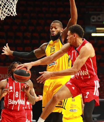 2 Wade Baldwin FCBB, rot, gegen Greg Monroe, Khimki Basketball, EuroLeague, FC Bayern München vs. Khimki Moskau, Audi Dome, 04.12.2020 FOTO: Mladen Lackovic LakoPress