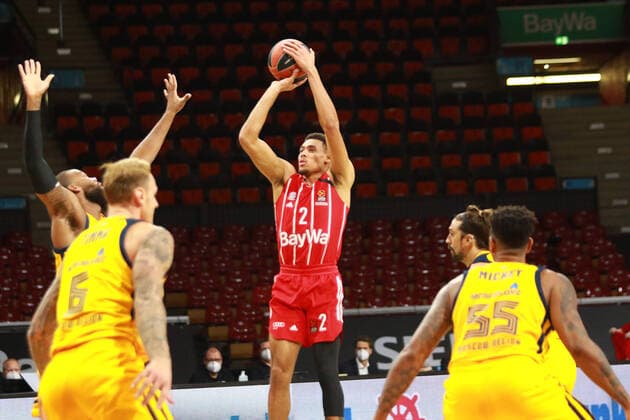 2 Wade Baldwin FCBB, rot, gegen Greg Monroe, und Co Khimki Basketball, EuroLeague, FC Bayern München vs. Khimki Moskau, Audi Dome, 04.12.2020 FOTO: Mladen Lackovic LakoPress