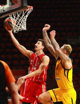 14 Nihad Djedovic, FCBB, rot, gegen Janis Timma, Khimki Basketball, EuroLeague, FC Bayern München vs. Khimki Moskau, Audi Dome, 04.12.202014 Nihad Djedovic FOTO: Mladen Lackovic LakoPress
