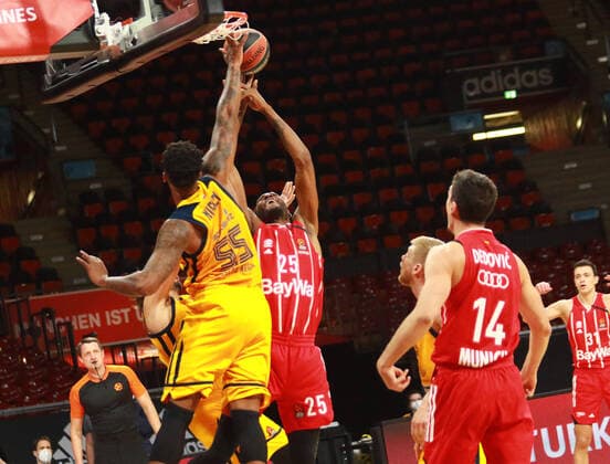 25 JaJuan Johnson FCBB, rot, gegen Jordan Mickey, Khimki Basketball, EuroLeague, FC Bayern München vs. Khimki Moskau, Audi Dome, 04.12.2020 FOTO: Mladen Lackovic LakoPress